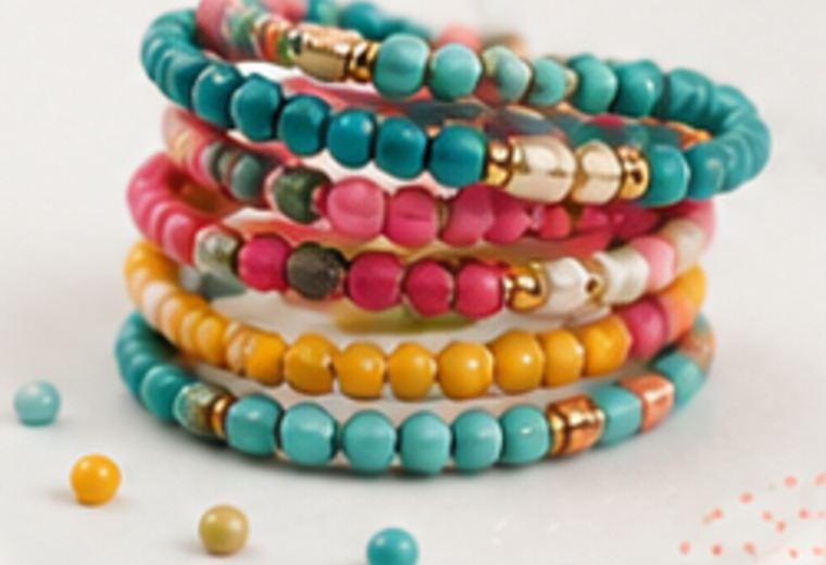 Bracelets de perles posés sur un tissu naturel